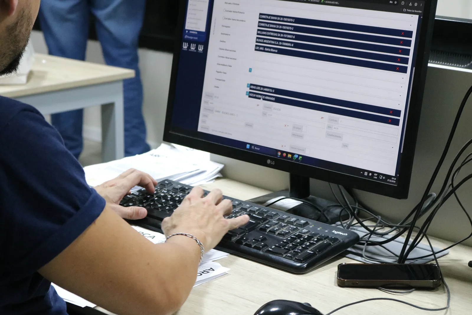 Operador de Williams Agroservicios cargando datos de una operación en el sistema
