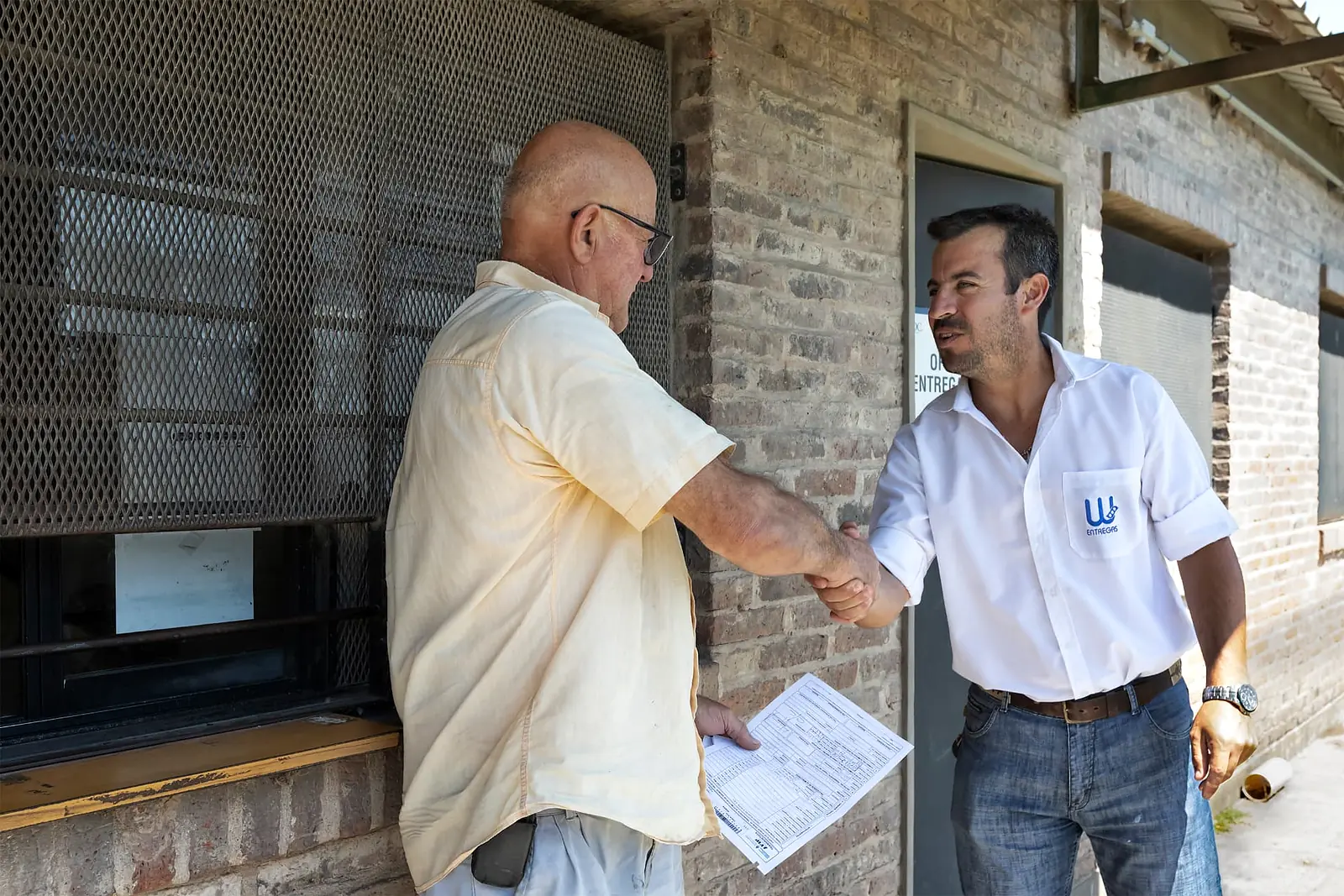 Representante de Williams Agroservicios atendiendo a un camionero en la terminal de Arroyo Seco