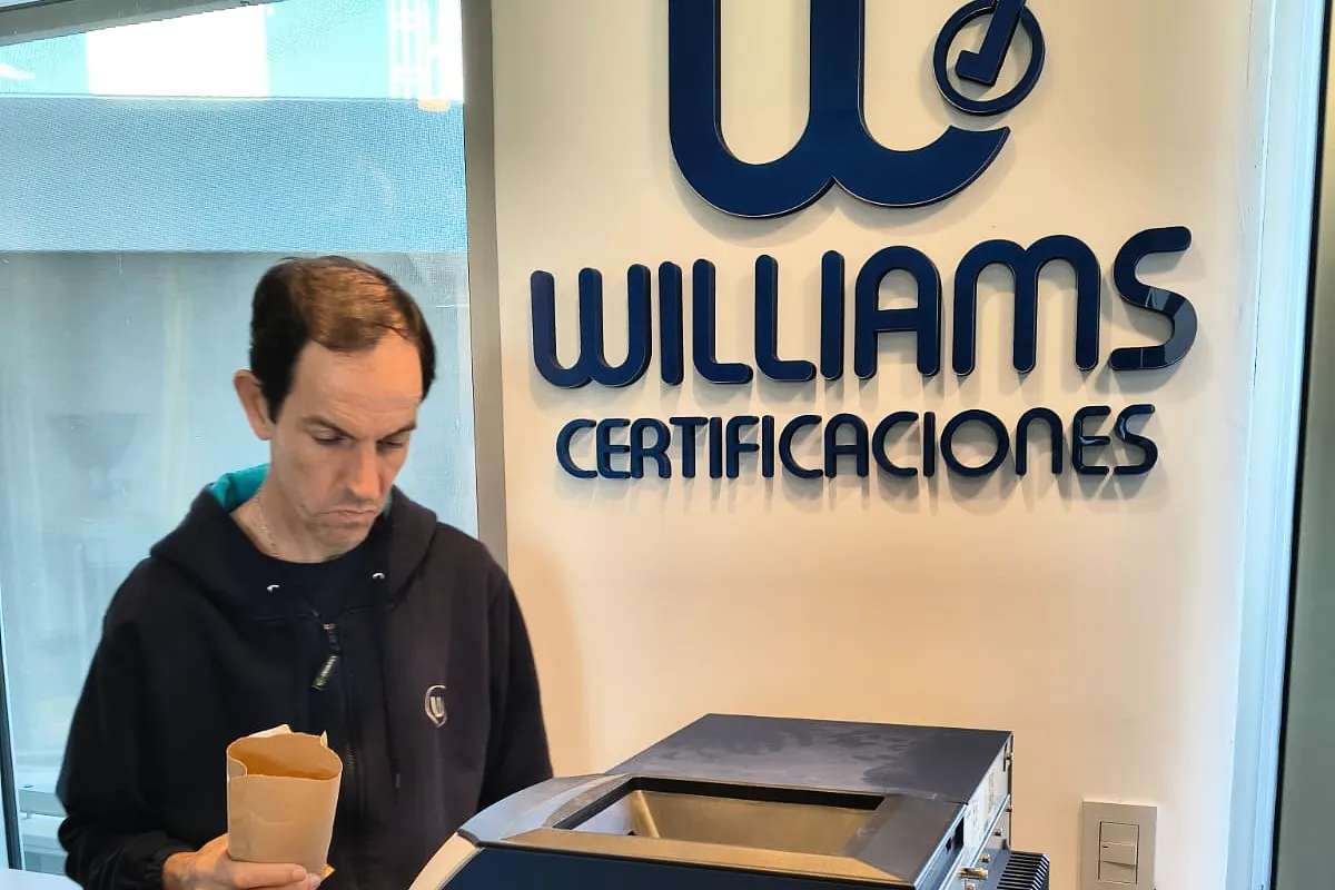 Técnico de Williams Certificaciones analizando una muestra de grano en laboratorio propio