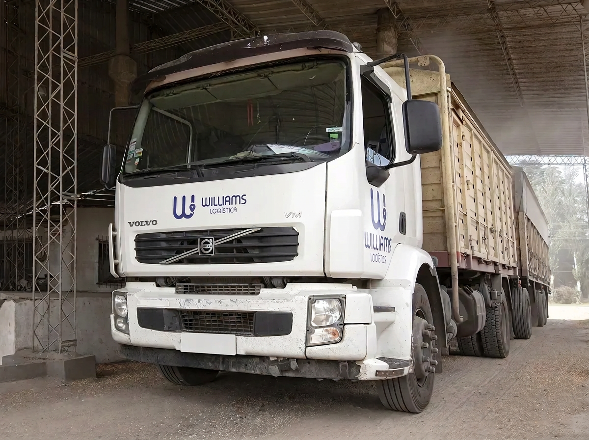 Camión de Williams Logística dentro de una instalación de carga de granos